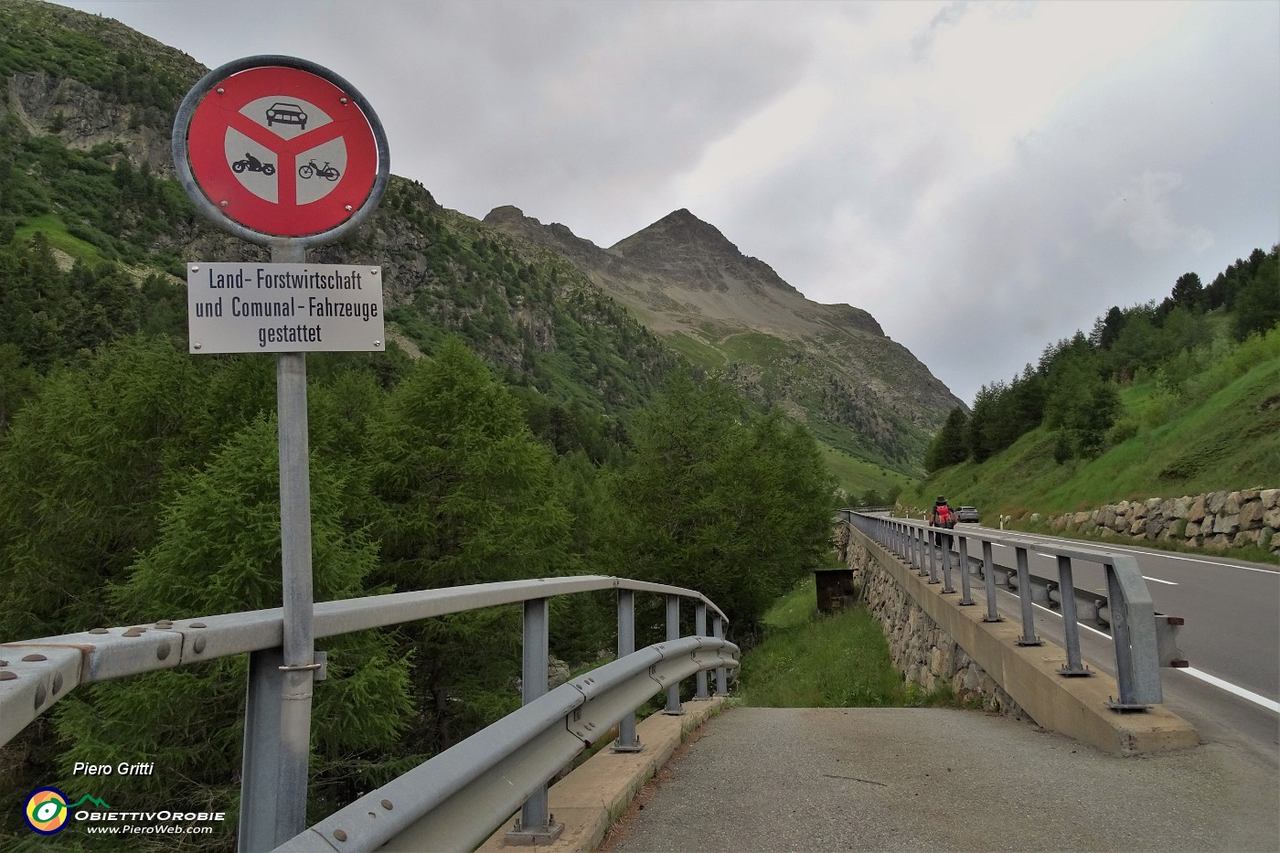 70 Rientriamo sulla strada per Julierpass dove abbiamo lasciato la macchina in uno slargo .JPG -                                